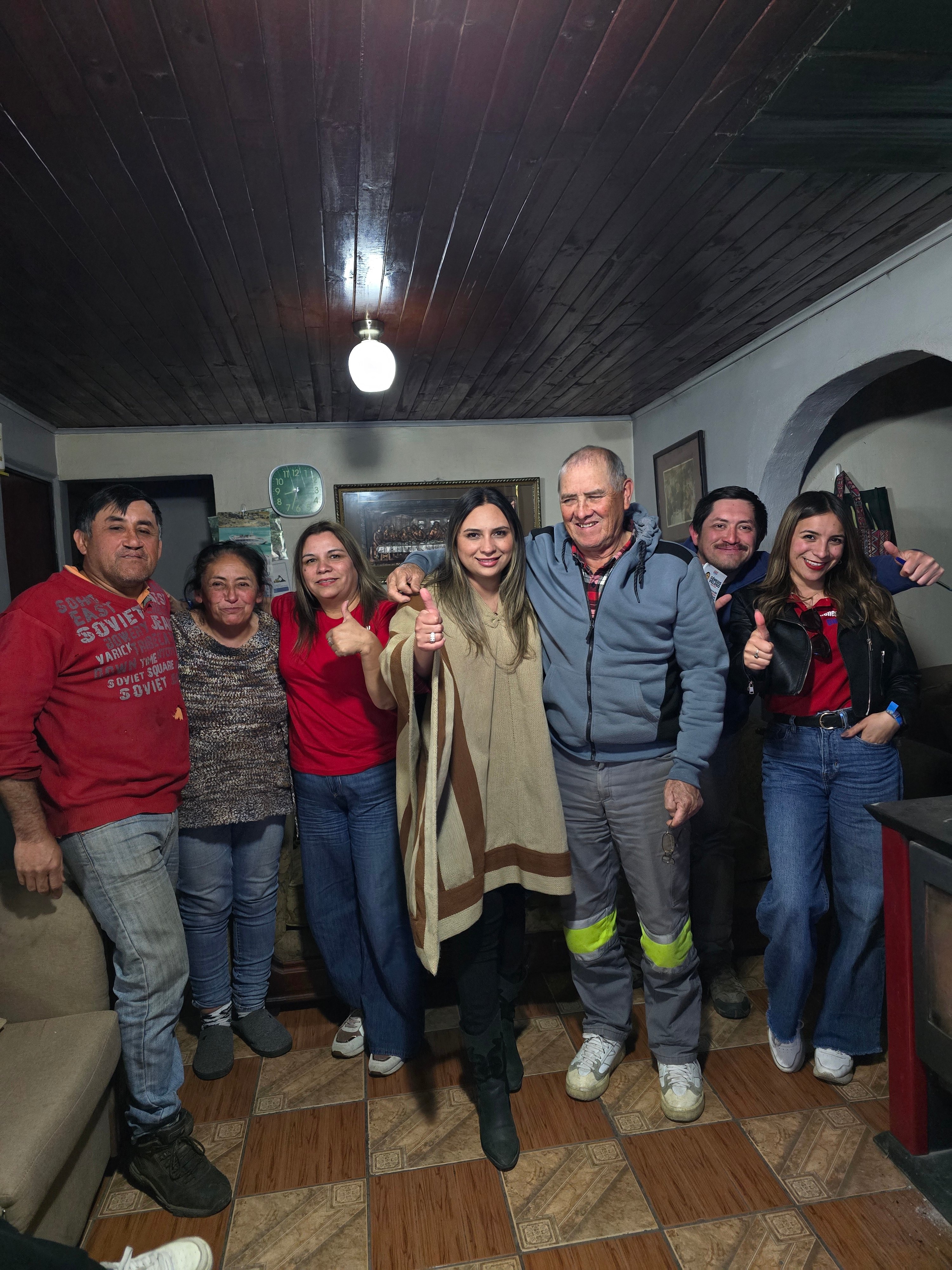 Génesis Veloso con familia de la comunidad